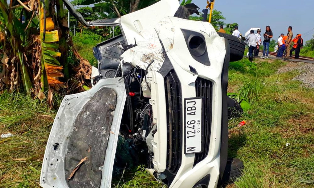 Daihatsu Ayla Berpenumpang Sekeluarga Tertabrak KA di Perlintasan Tanpa Palang&nbsp;Pintu
