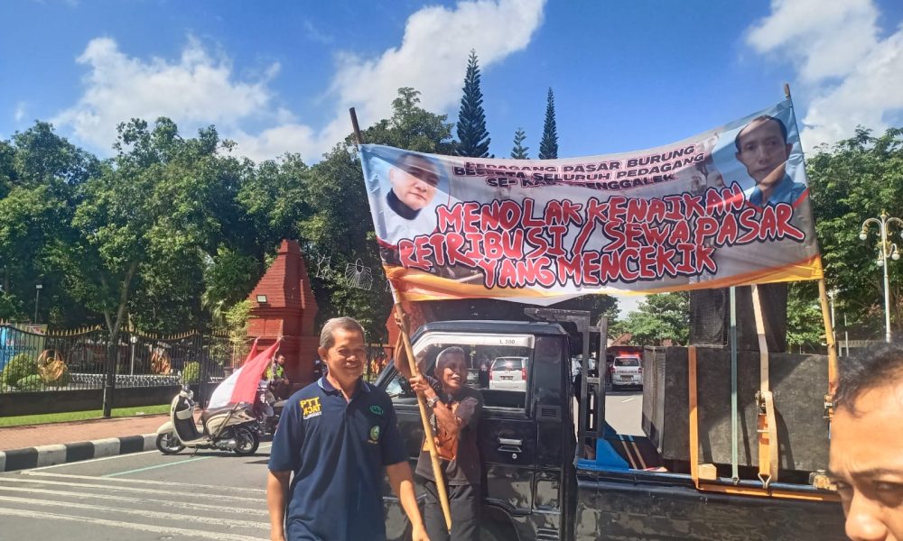 Ratusan Pedagang Pasar di Trenggalek Turun&nbsp;Jalan