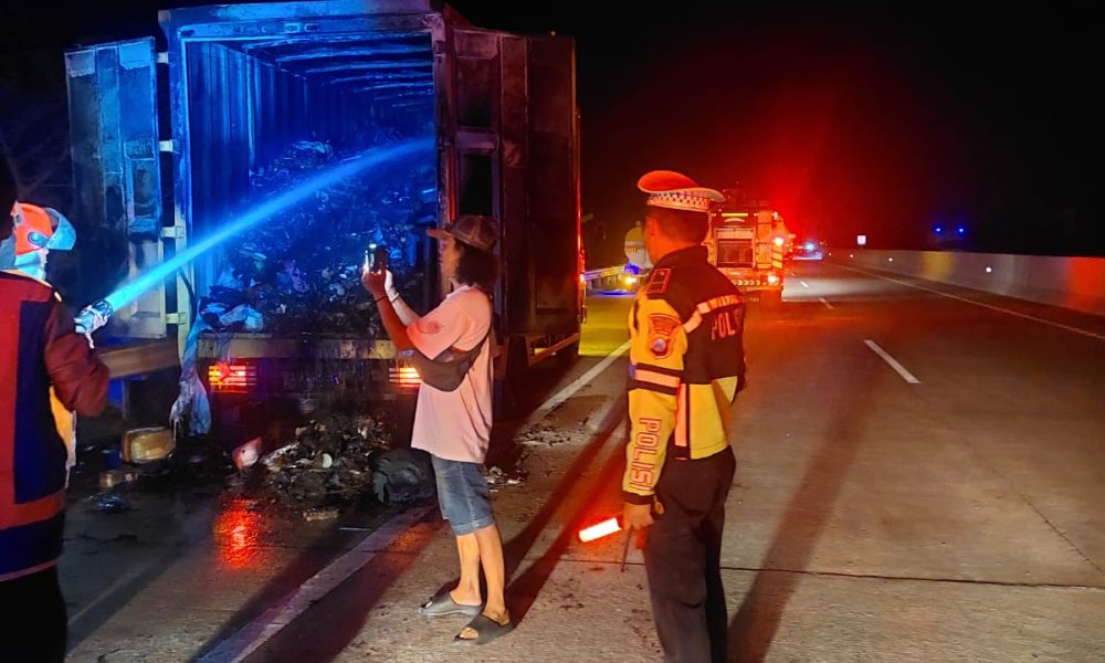 Truk Box Pengangkut Paket Si Cepat Terbakar di Ruas Tol Km 592,&nbsp;Magetan.