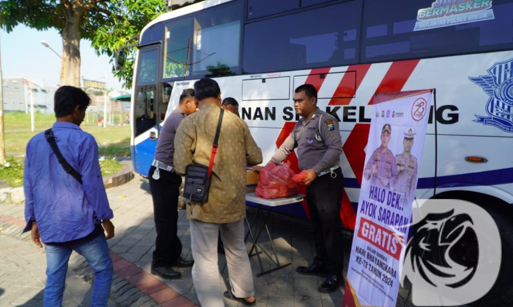 Tingkatkan Pelayanan Sambut Hari Bhayangkara Ke-78, Satlantas Polres Gresik Bagikan Sarapan Gratis untuk Pemohon SIM&nbsp;Keliling