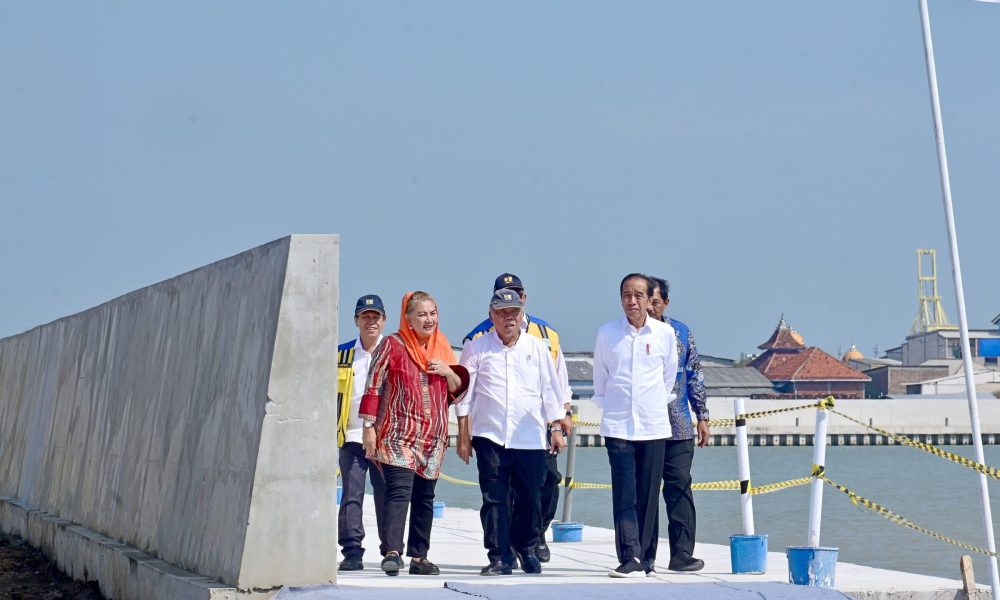 Presiden Jokowi Tinjau Proyek Tanggul Laut Pengendalian Banjir Rob di&nbsp;Semarang