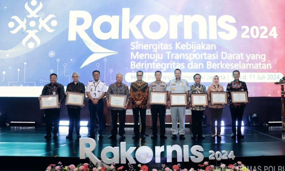 Peran Aktif untuk Kelancaran Arus Mudik 2024, Korlantas Polri Terima Penghargaan&nbsp;Menhub