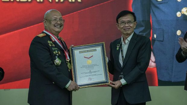 HUT Bhayangkara Ke-78, Kasespim Lemdiklat Polri Irjen Pol Chryshnanda Dwilaksana Terima 2 Rekor&nbsp;Muri