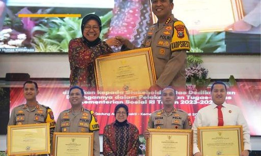 Dedikasi Kemanusiaan, Mensos “Tri Rismaharini” Berikan Penghargaan kepada 23 Anggota&nbsp;Polri