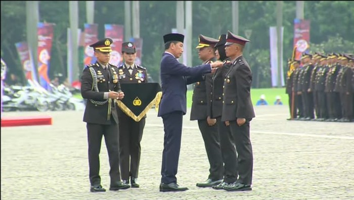 Upacara Peringatan Hari Bhayangkara ke-78, Presiden Jokowi Anugerahkan Bintang Bhayangkara Nararya kepada Tiga Personel&nbsp;Polri