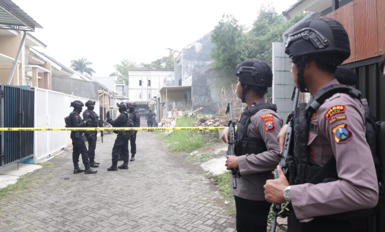 Densus 88 Polri Tangkap Terduga Pelaku Terorisme Bom Bunuh Diri di Batu&nbsp;Malang