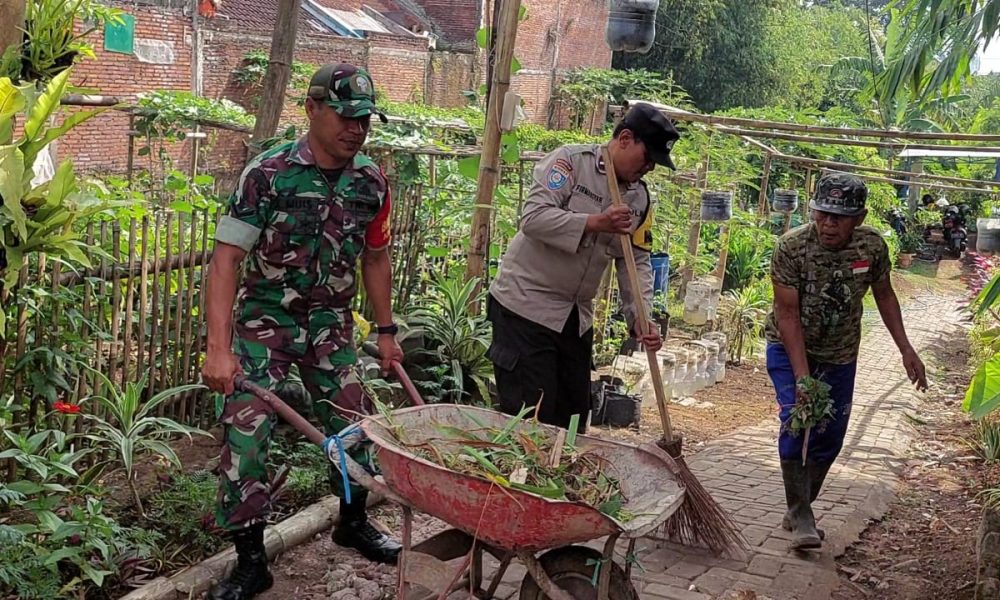 TNI-Polri dan Warga Kampung Semar Bersatu Bersihkan&nbsp;Lingkungan