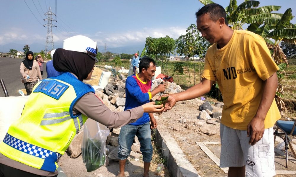 Satlantas Polres Magetan Gelar Jumat Berkah: Saat Bertugas Jaga Keamanan Juga Bagikan Nasi Bungkus kepada&nbsp;Masyarakat.