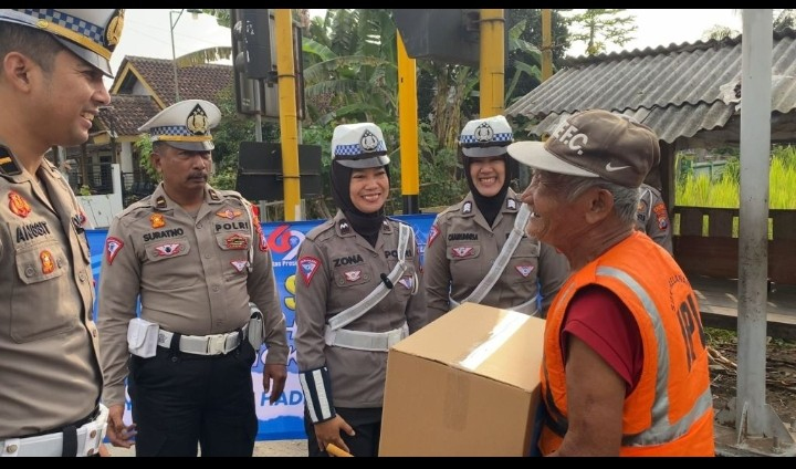 Peringati Hari Lalu Lintas Bhayangkara, Polres Kota Blitar Berbagi Bantuan Sosial. BLITAR Berita Patroli – Berbagai cara dan kegiatan sosial dilaksanakan dalam peringatan Hari Lalu Lintas Bhayangkara ke – 69 tahun 2024. Salah satunya di kota Blitar, Satlantas Polres Blitar Kota menyalurkan bantuan sosial (bansos) kepada sejumlah masyarakat yang utamanya tukang becak, supeltas, tukang ojek dan lainnya yang dianggap membutuhkan. Tampak sejumlah Polisi Lalu Lintas dari Polres Blitar Kota yang dipimpin langsung Kasat Lantas AKP Andang Wastiyono turun ke jalan membagikan bingkisan dan bantuan sosial. Kasat Lantas Polres Blitar Kota AKP Andang Wastiyono, S.H mengatakan kegiatan penyaluran bansos itu dilaksanakan sebagai wujud perhatian terhadap Masyarakat, terlebih kepada warga yang berhubungan dengan lalu lintas dan membantu pelaksanaan tugas dalam melancarkan lalu lintas. “Kami Satlantas Polres Blitar Kota dalam rangka memperingati Hari Lalu Lintas Bhayangkara ke-69, turut berbagi dengan masyarakat yang memiliki peran terhadap lalu lintas di Kota Blitar,” terang AKP Andang, Sabtu (14/09/2024). Ia menyebut bantuan itu disalurkan kepada sejumlah tukang becak di sekitar Pos Polisi Alun-alun Kota Blitar, tukang ojek, pedagang kaki lima, supeltas dan penjaga perlintasan kereta api tanpa palang pintu. Selain itu, sejumlah warga kurang mampu dan lansia juga turut diberikan bantuan oleh Satlantas Polres Blitar Kota. “Harapan kami melalui baksos ini dapat sedikit membantu masyarakat yang membutuhkan,”ungkapnya. Ia juga berharap kesadaran masyarakat terkait lalu lintas semakin tinggi,sehingga keamanan,keselamatan, ketertiban dan kelancaran lalu lintas di Kota Blitar terwujud. “Kami tidak akan bosan dan jenuh untuk selalu mengingatkan pentingnya keselamatan dan kesadaran dalam berlalu lintas.” tutup AKP Andang. (Ris).