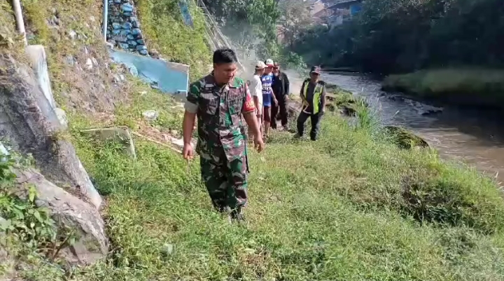 Babinsa dan Warga Klojen Bersatu Bersihkan Lingkungan agar supaya tetap&nbsp;asri