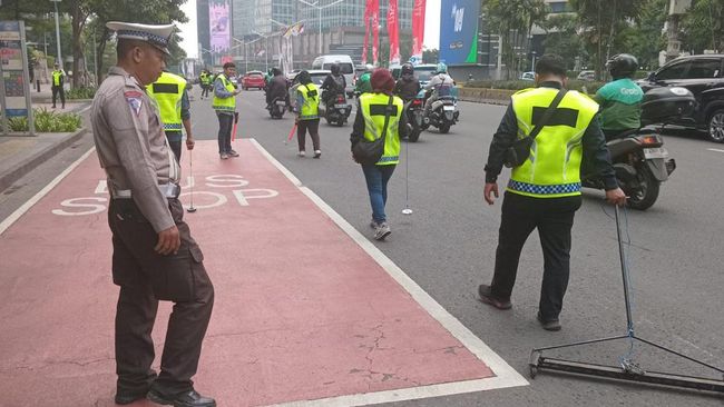 Amankan Perjalanan Paus Fransiskus Selama di Indonesia, Tim Saber Subditkamsel Ditlantas Polda Metro Jaya Gelar Penyisiran Ranjau&nbsp;Paku