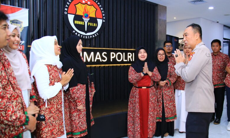 Irjen Pol Sandi Berangkatkan Anggotanya Umroh Jelang HUT Humas&nbsp;Polri