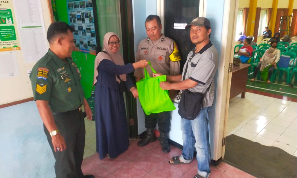 PASTIKAN TEPAT SASARAN BABINSA MADYOPURO DAMPINGI PENYALURAN BANTUAN PANGAN KE MASYARAKAT.